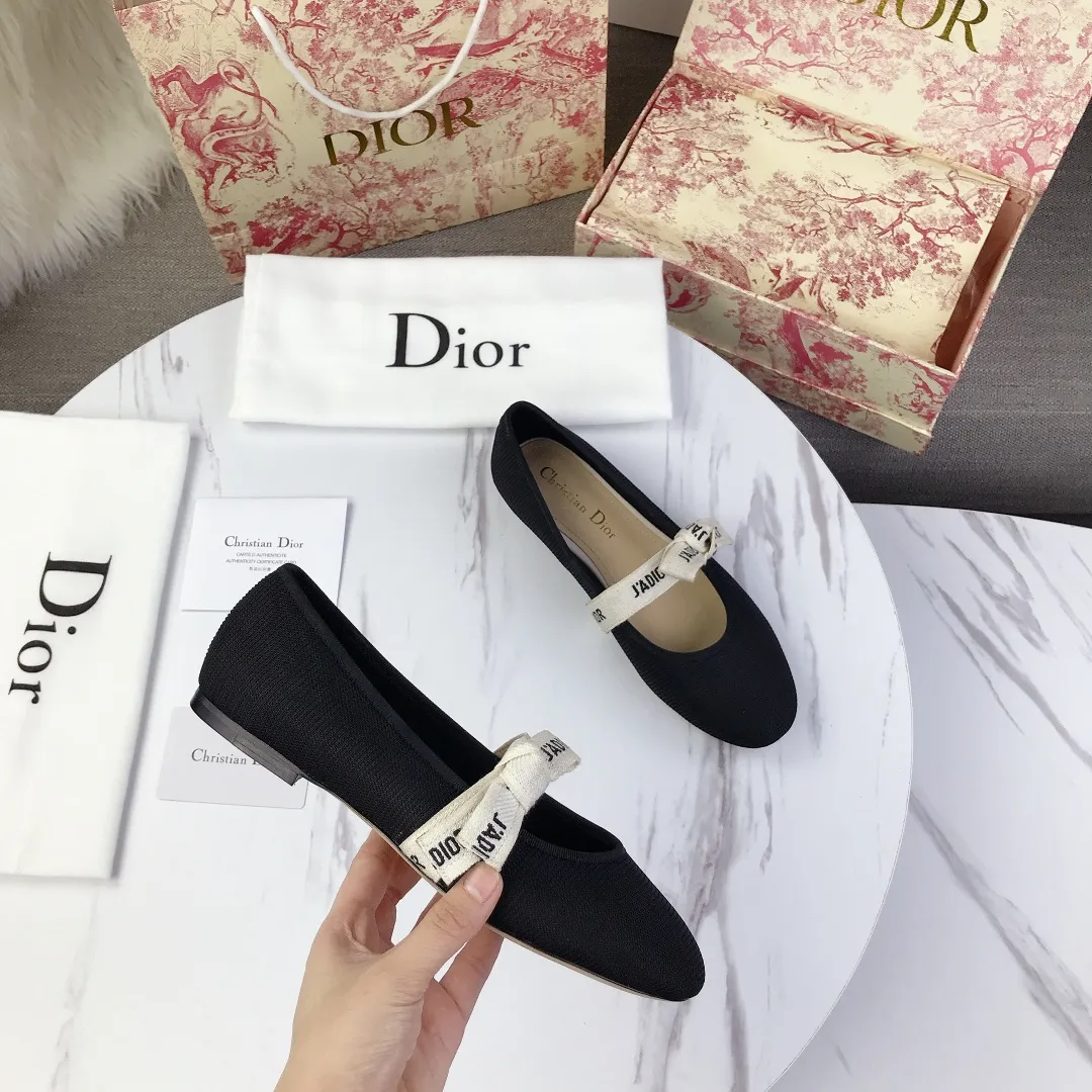p440👟👟 DIOR Dior counter's new bow🎀webbed flat ballet shoes👯 The simple round-toed flats immediately enhance a lot of elegance and girlish innocence when paired with the J'adior woven strap. They feel very fairy tale and girlish, and they are super beautiful to wear💦It also has an elegant name miss j'adior. When you go shopping, you will definitely turn heads💯 The lining and feet are made of the same cowhide lining as the original, and the original film-free genuine leather outsole imported from Italy! Code number: 35-41 (40041 customized, non-returnable)